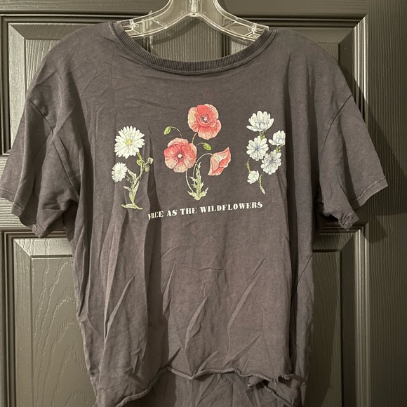 Fifth Sun Dark grey crop tee with pink flowers - Picture 3 of 4